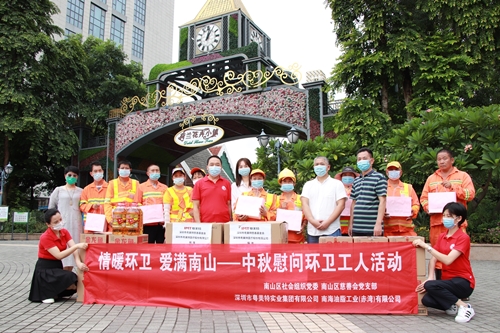 给环卫工人送月饼合影_500.jpg