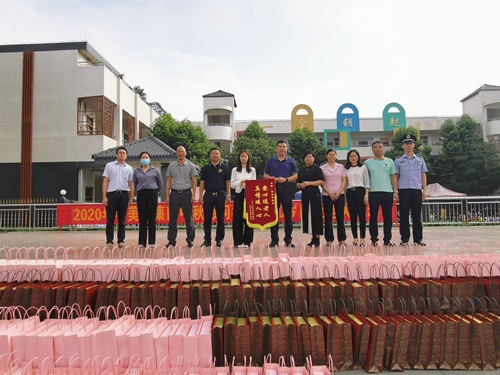 杨屋锦旗合影_500.jpg